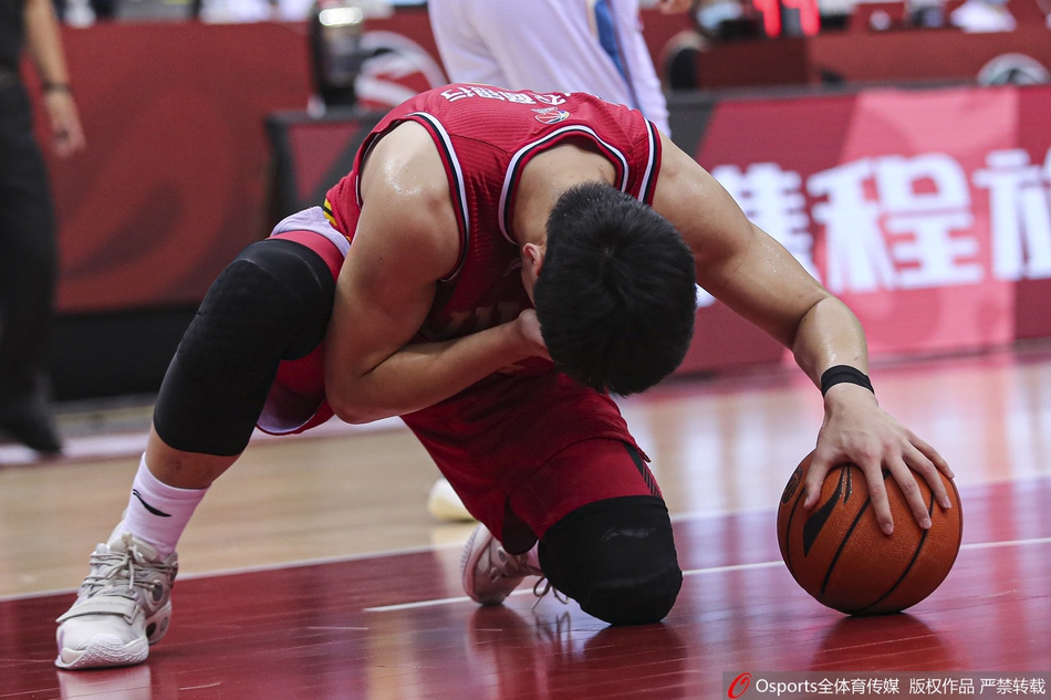 姜宇星眼部受伤离场 紧急送往医院