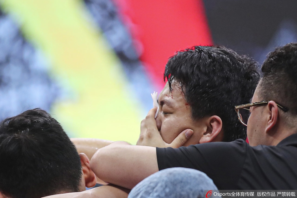 姜宇星眼部受伤离场 紧急送往医院