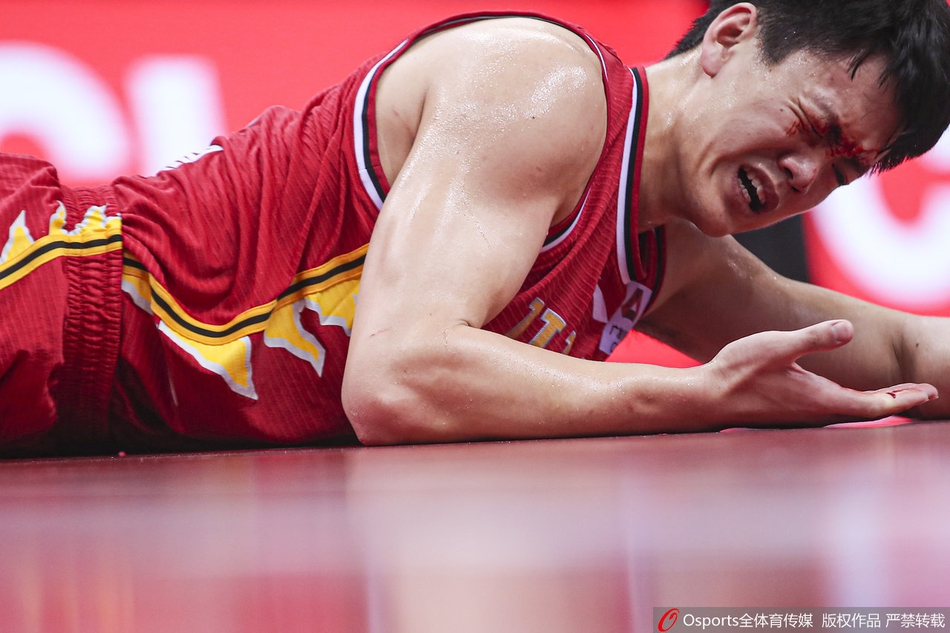 姜宇星眼部受伤离场 紧急送往医院