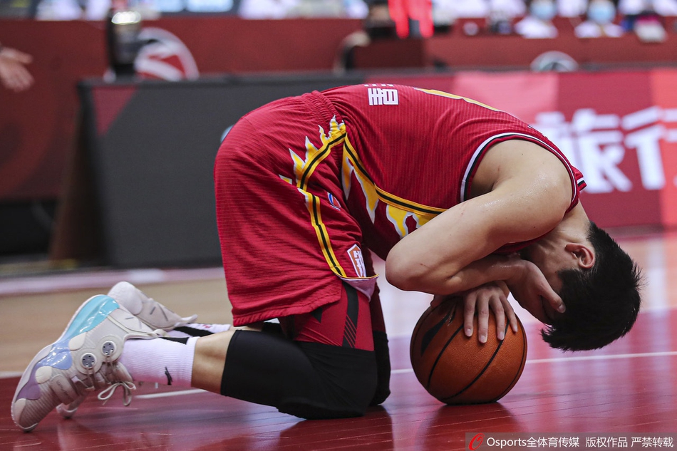 姜宇星眼部受伤离场 紧急送往医院