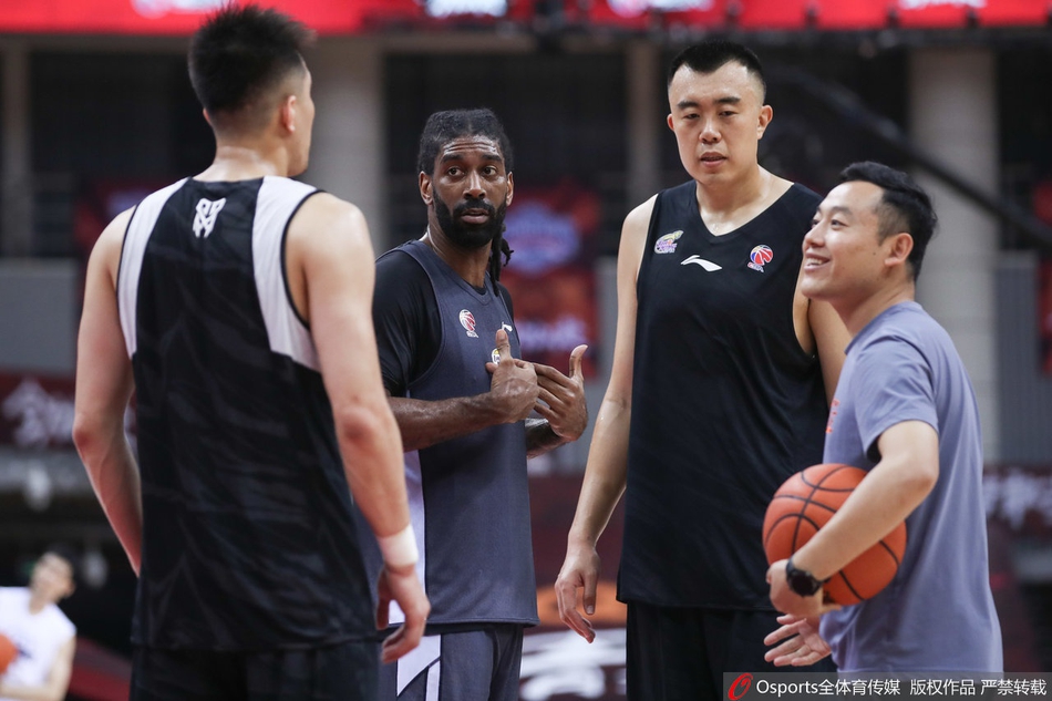 辽篮训练并召开发布会