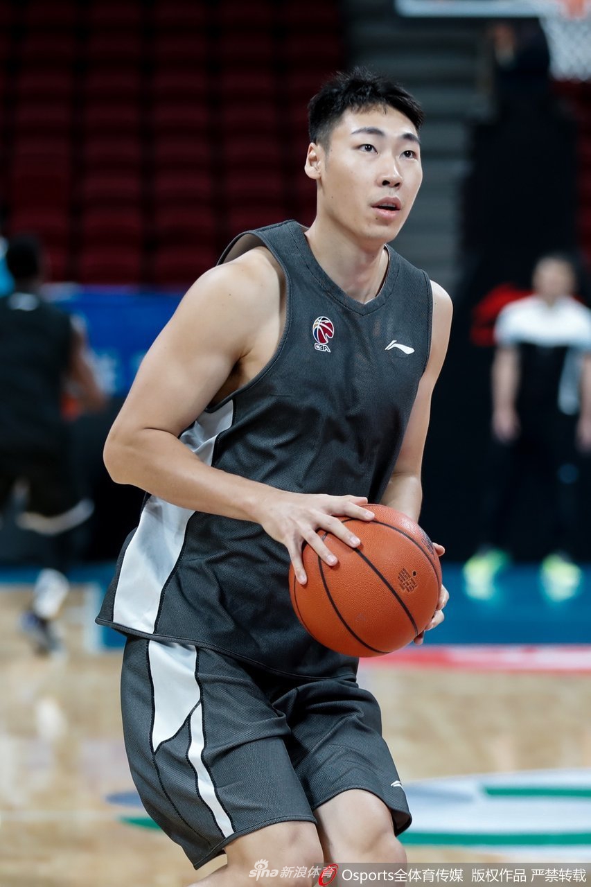 张庆鹏重回五棵松叙旧老队友 一切都是熟悉的模样