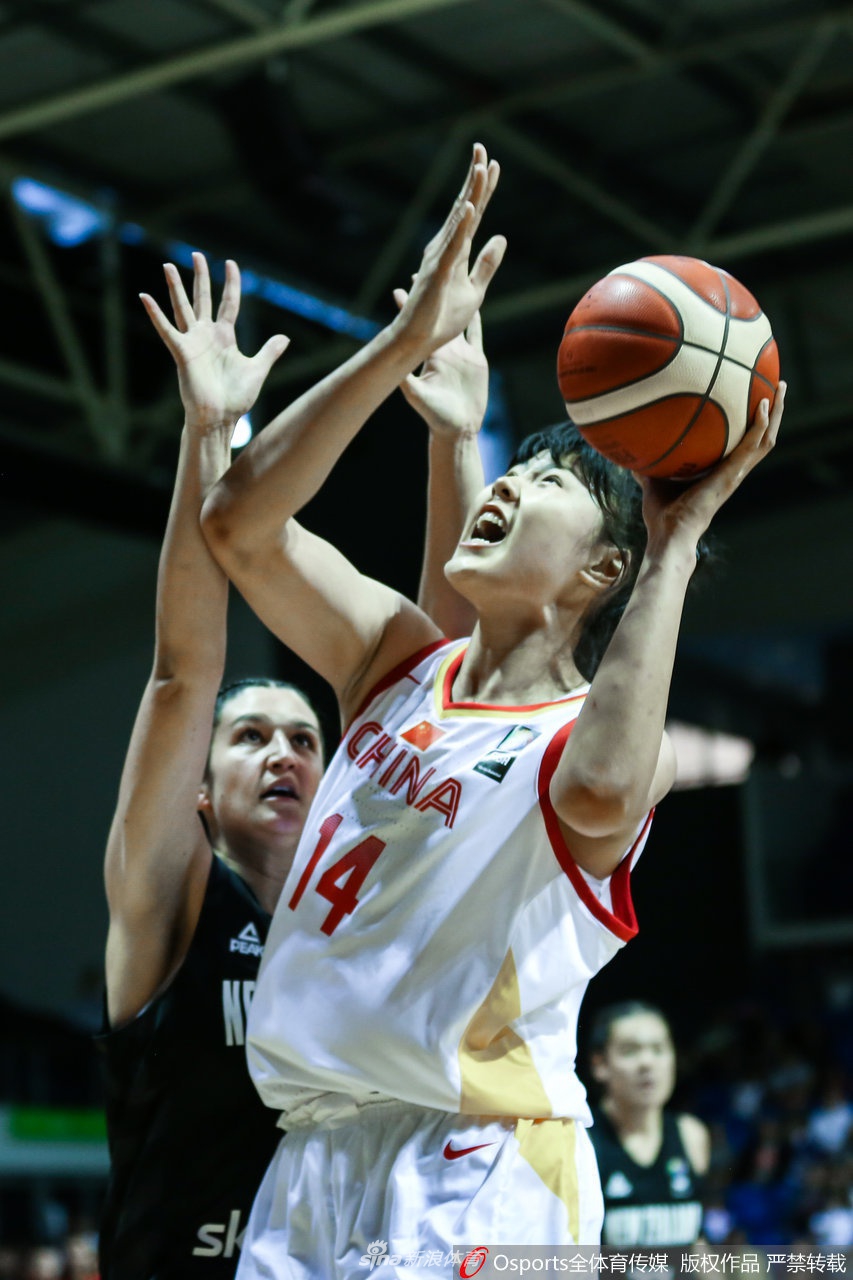 李月汝篮下强攻