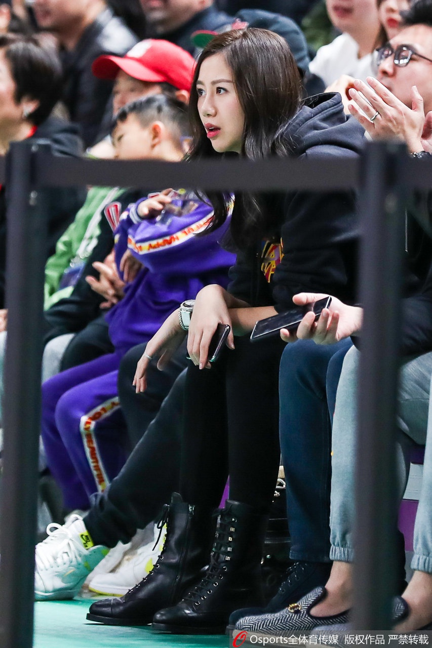 孙悦爱妻陈露观战北京德比