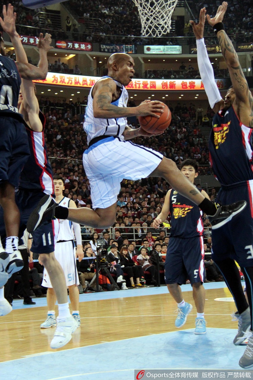 京粤大战:盘点两队历史交手火爆瞬间