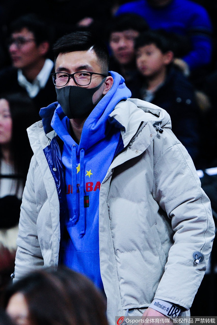 辽粤大战 郭艾伦贺天举现身场边观战