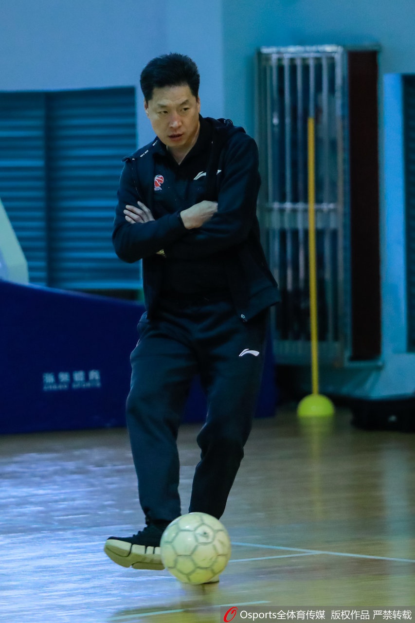 李春江带广厦全队踢足球