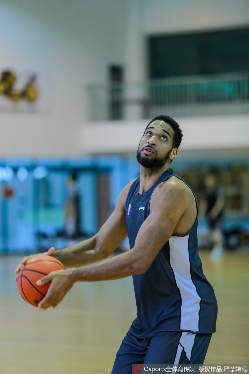 李春江带广厦全队踢足球