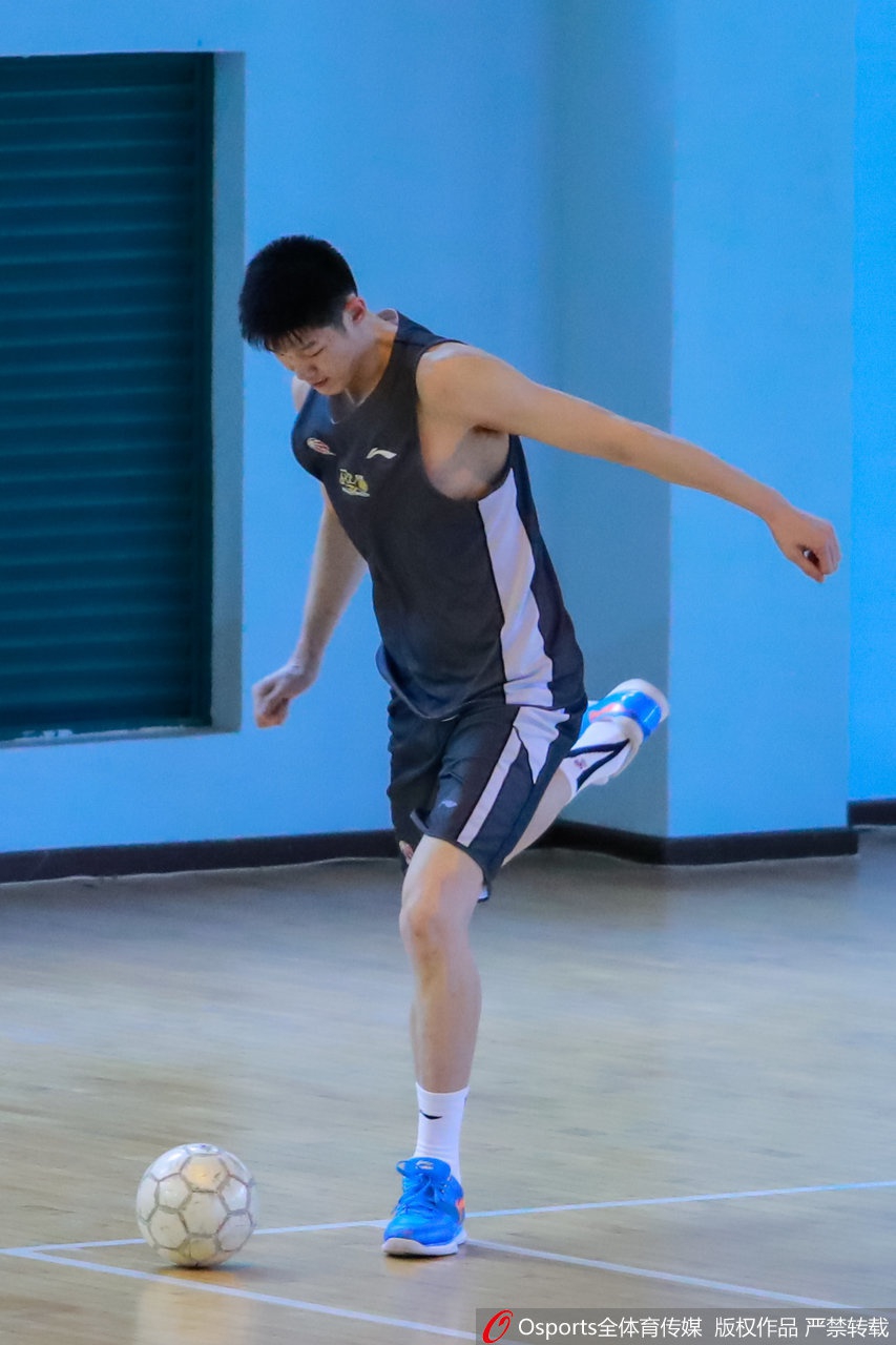 李春江带广厦全队踢足球