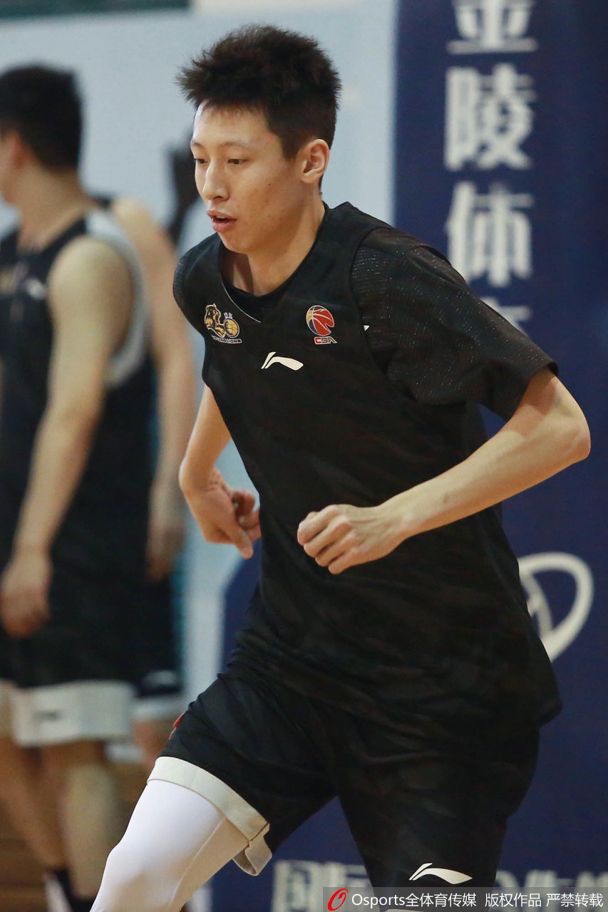 胡金秋随广厦训练戴护腰上场