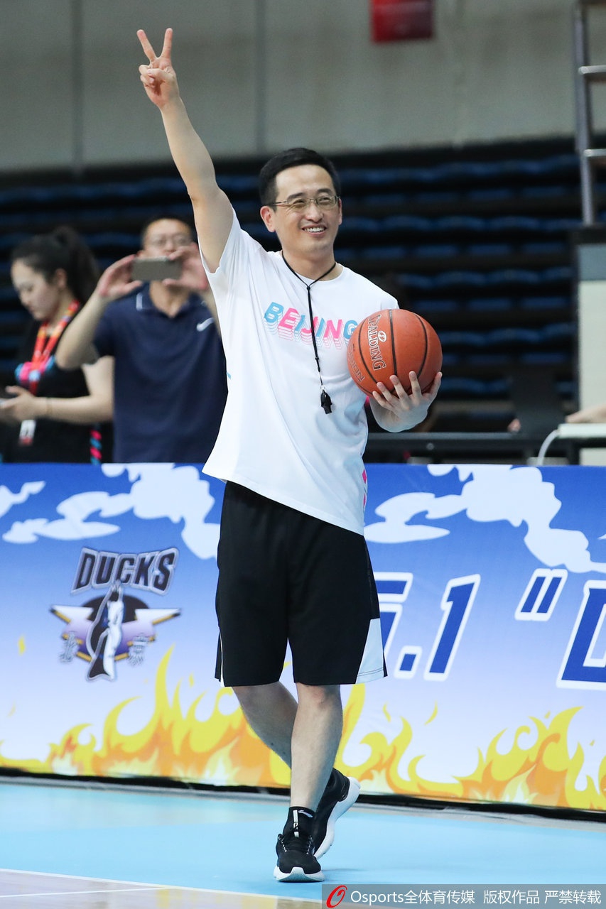 首钢公益赛：男女篮队员大乱斗