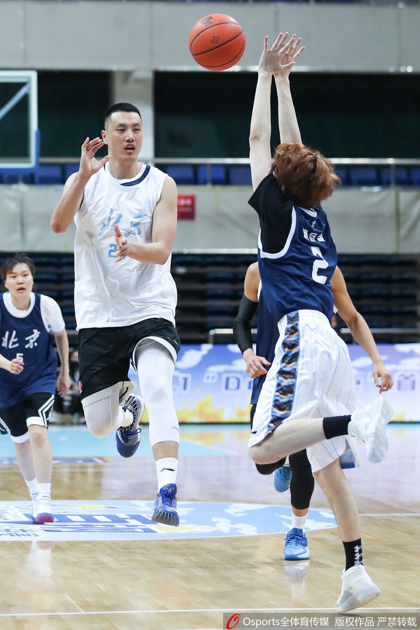 首钢公益赛：男女篮队员大乱斗