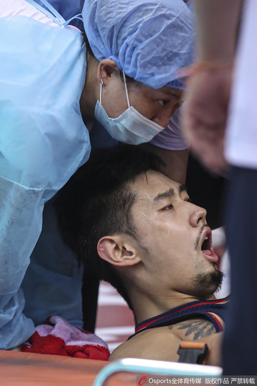 孙思尧受伤被担架抬下场