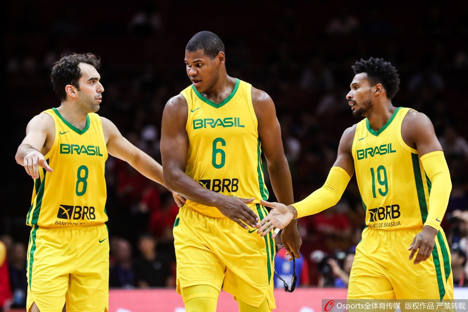 巴博萨与队友击掌