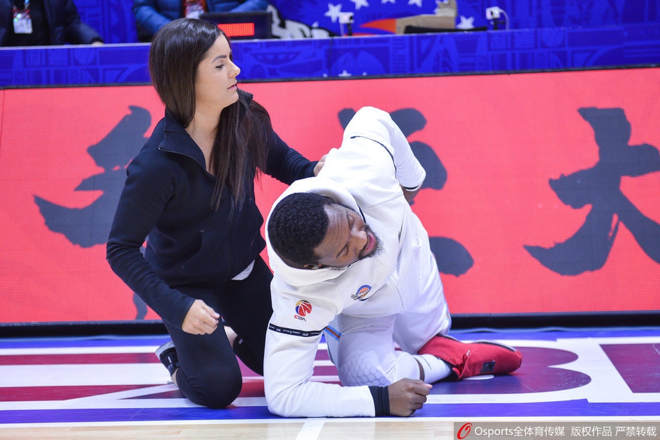 场边花絮 美女体能师为费尔德拉伸抢镜