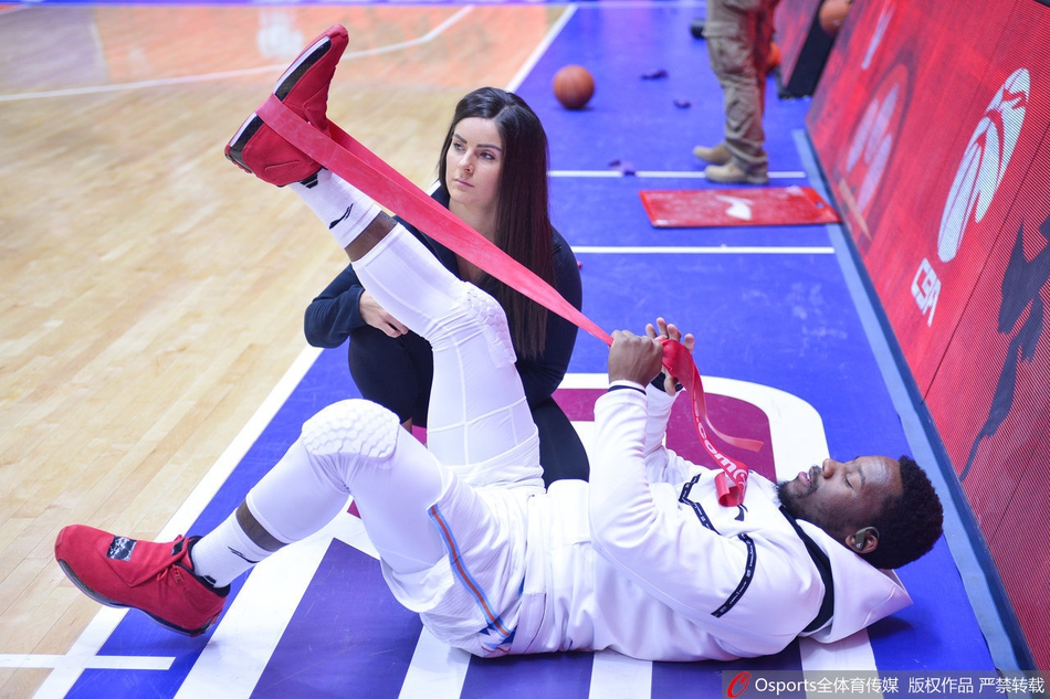 场边花絮 美女体能师为费尔德拉伸抢镜