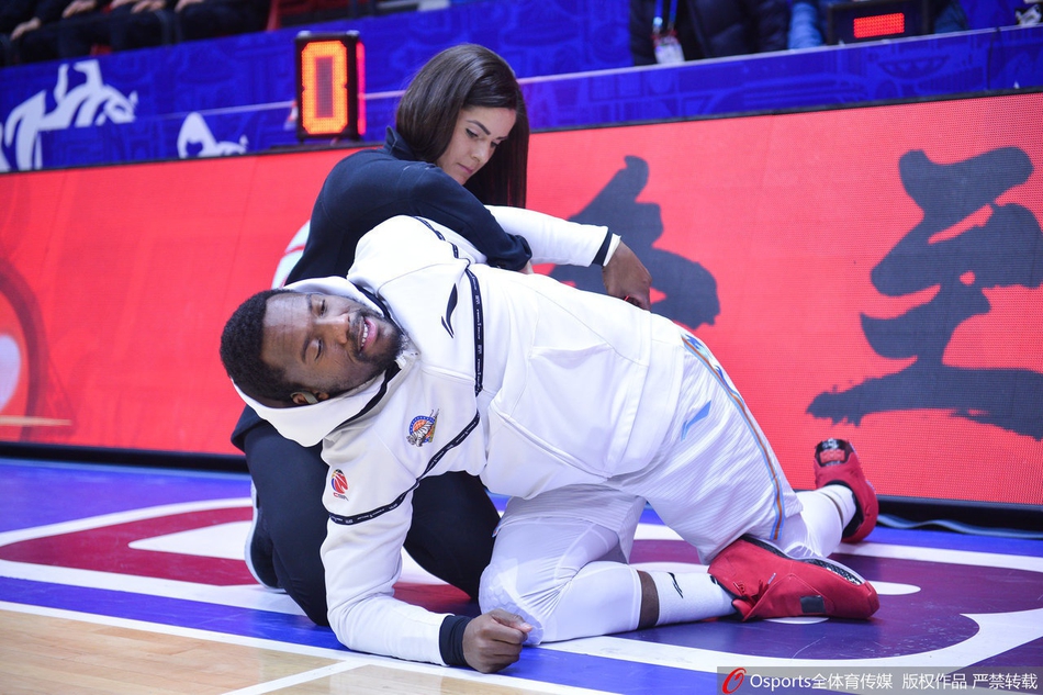 场边花絮 美女体能师为费尔德拉伸抢镜