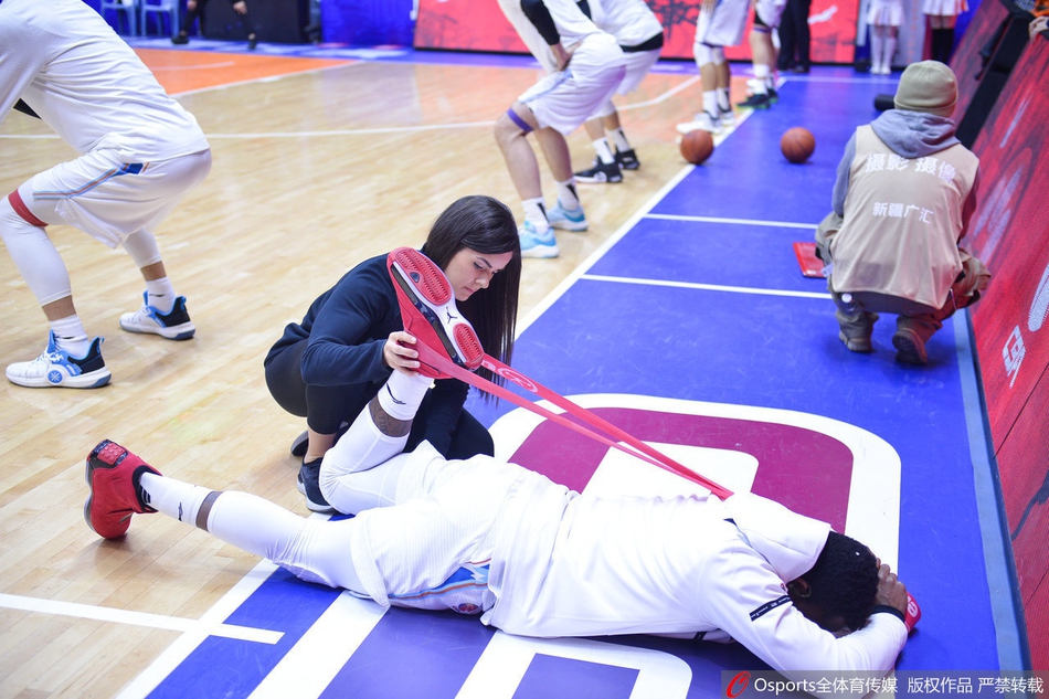 场边花絮 美女体能师为费尔德拉伸抢镜