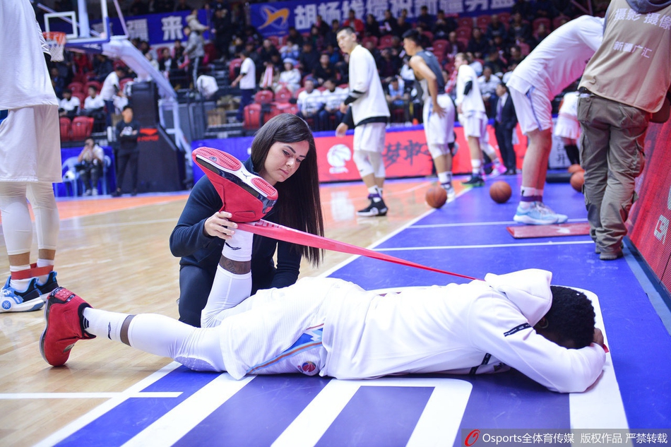 场边花絮 美女体能师为费尔德拉伸抢镜