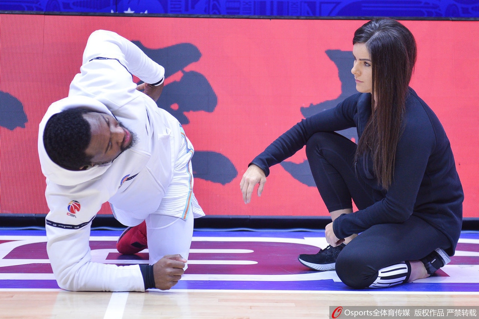 场边花絮 美女体能师为费尔德拉伸抢镜