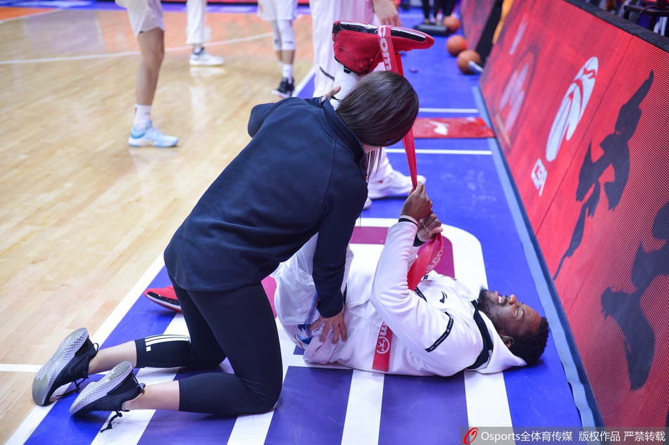 场边花絮 美女体能师为费尔德拉伸抢镜