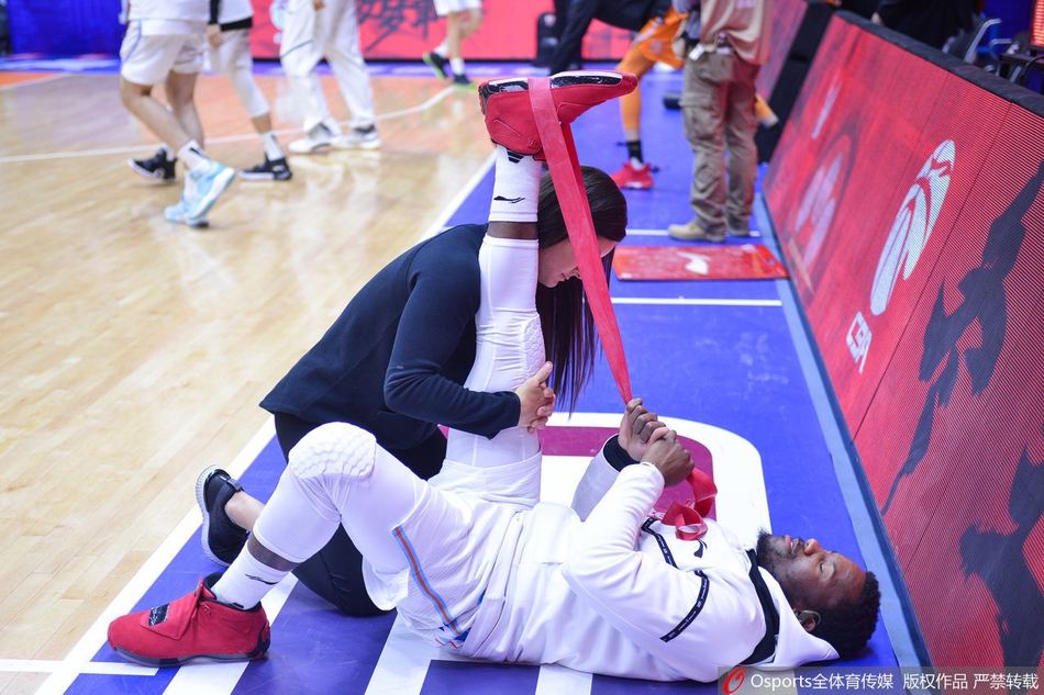 场边花絮 美女体能师为费尔德拉伸抢镜