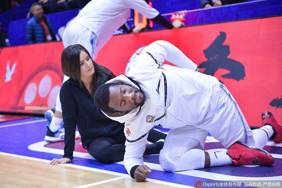 场边花絮 美女体能师为费尔德拉伸抢镜