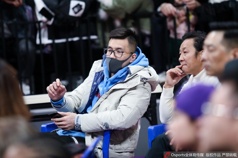 辽粤大战 郭艾伦贺天举现身场边观战