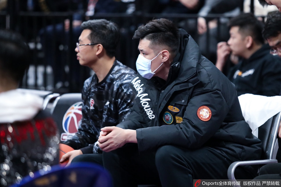 辽粤大战 郭艾伦贺天举现身场边观战