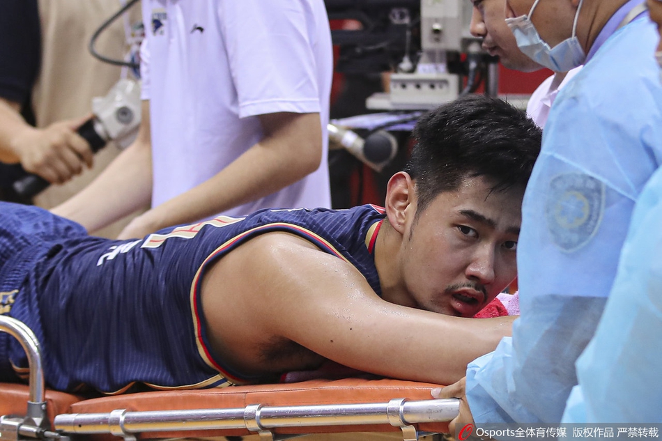 孙思尧受伤被担架抬下场