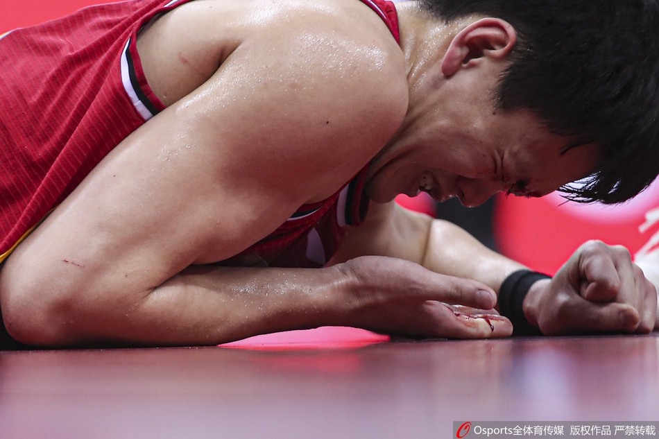 姜宇星眼部受伤离场 紧急送往医院