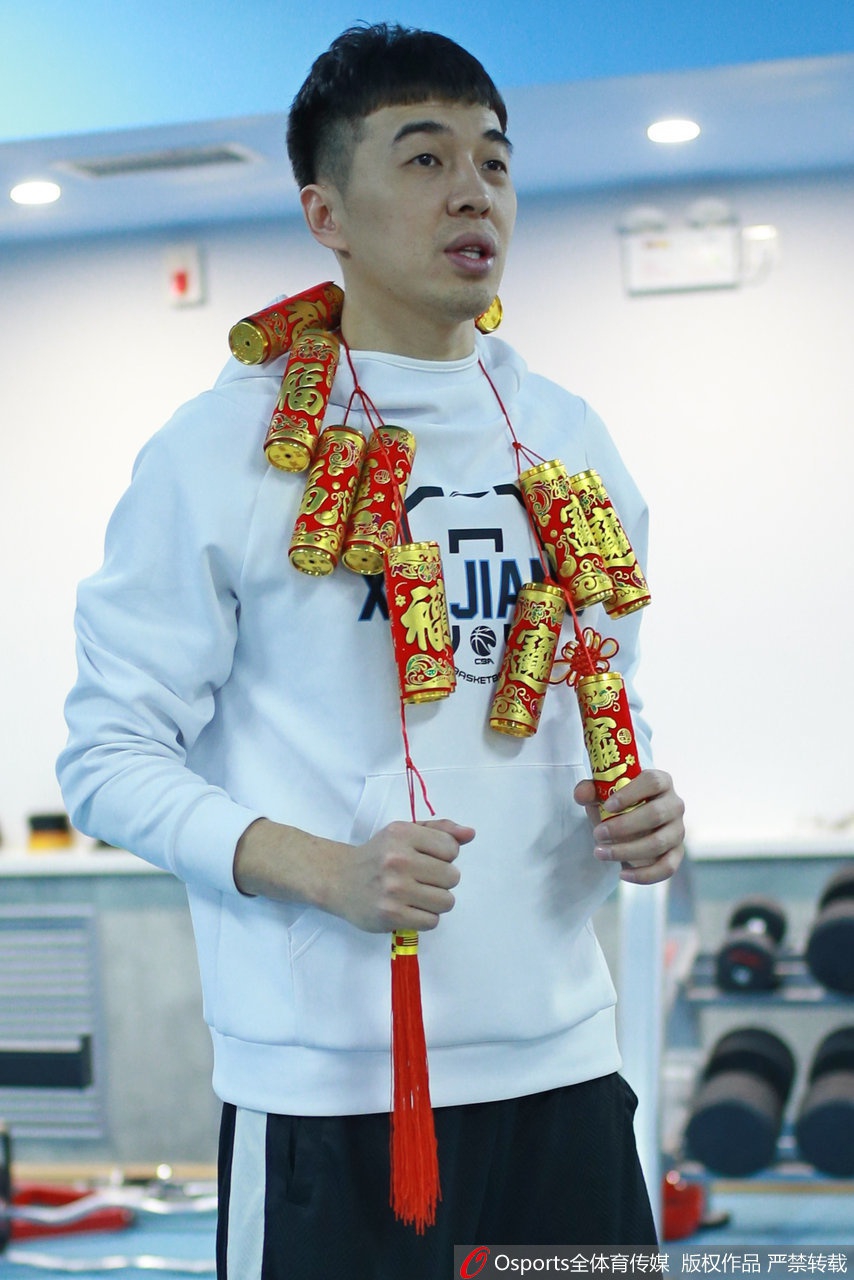 新疆队拍摄拜年写真 阿不都领衔为球迷送祝福