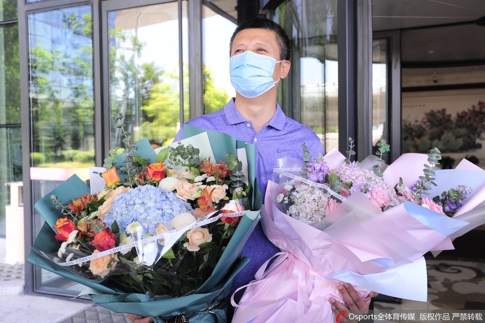 郭士强辞职返回沈阳 家乡球迷机场迎接