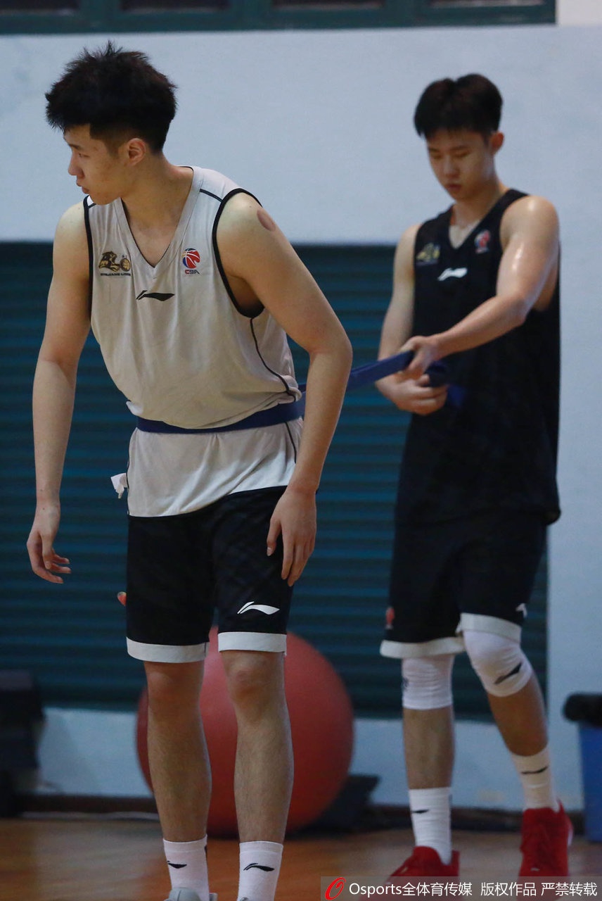 胡金秋随广厦训练戴护腰上场