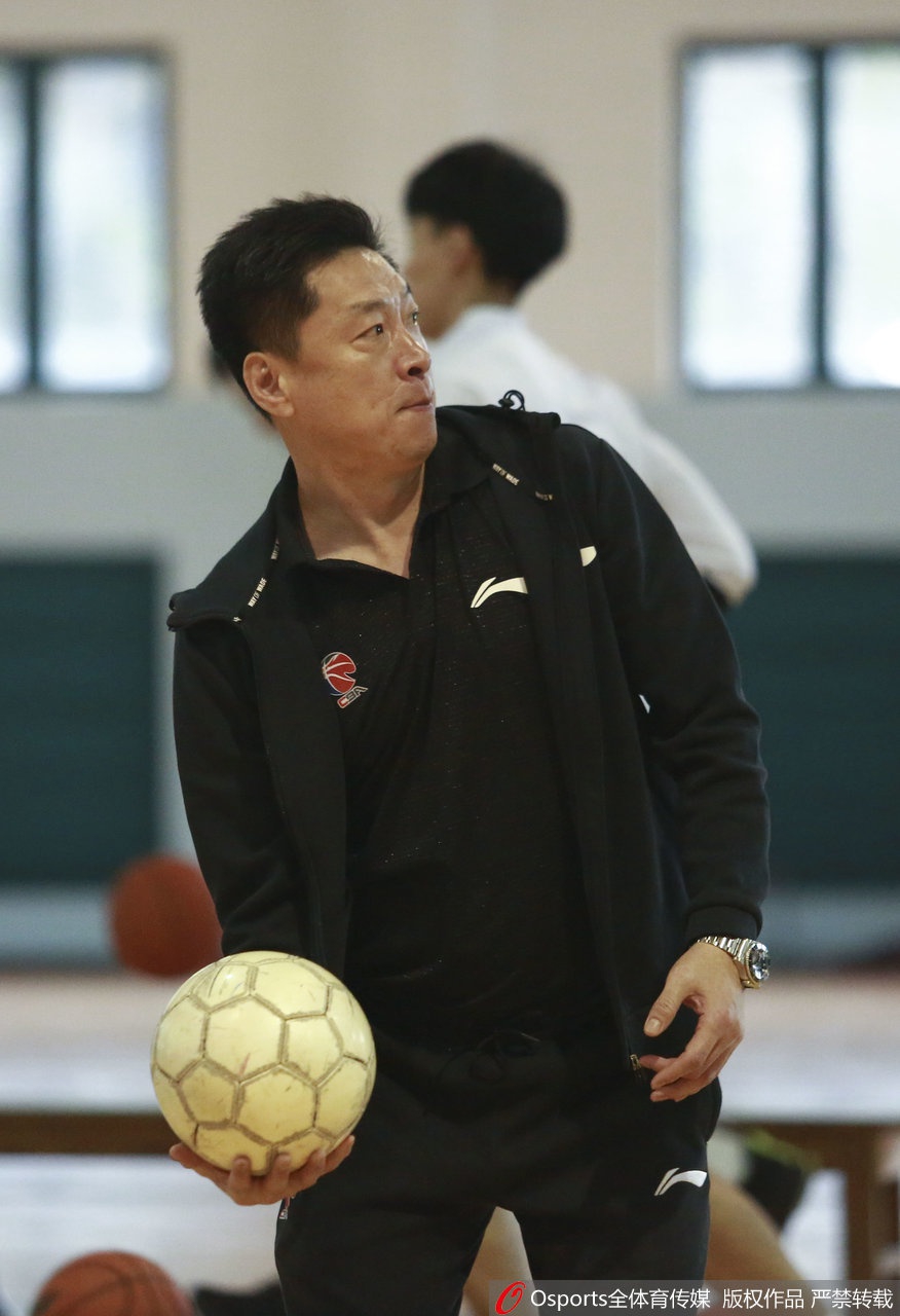 李春江带广厦全队踢足球