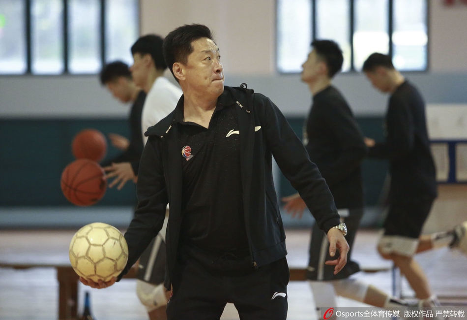 李春江带广厦全队踢足球