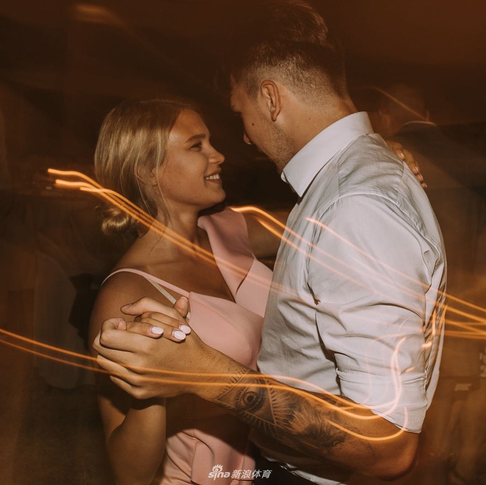 人生赢家东契奇！未来超巨坐拥火辣内衣模特女友