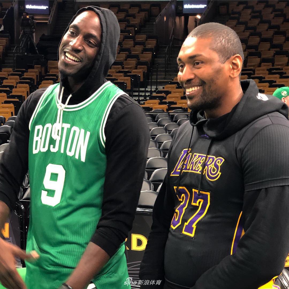 加内特慈世平相约看球 湖凯大战让他俩咧嘴大笑！