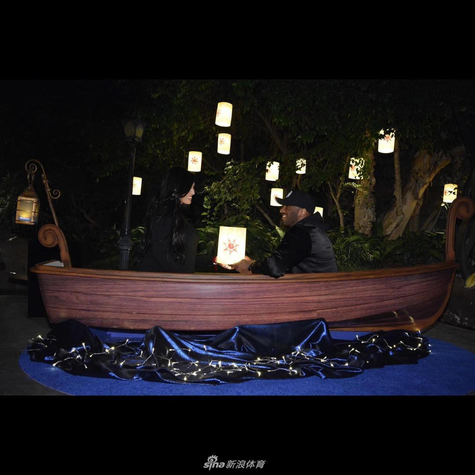 迪士尼之吻！科比瓦妮莎在“自家后院”疯狂撒狗粮