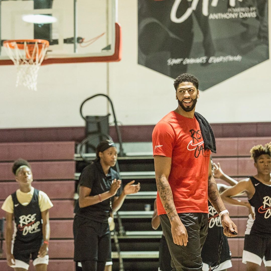 浓眉哥开办训练营 为湖人培养下一代新星