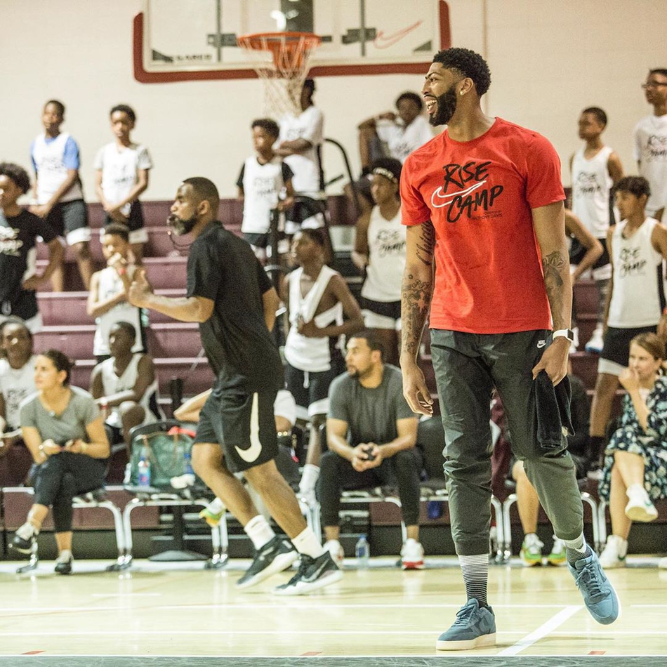 浓眉哥在场边全神贯注