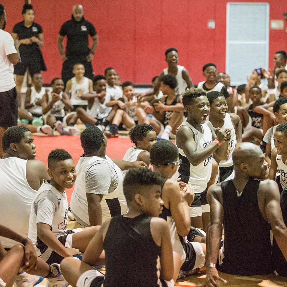 浓眉哥开办训练营 为湖人培养下一代新星