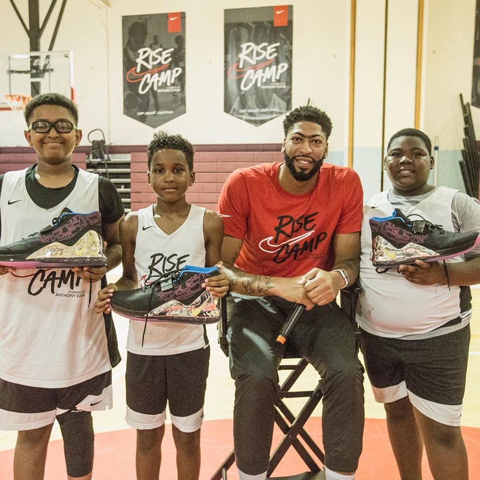 浓眉哥开办训练营 为湖人培养下一代新星