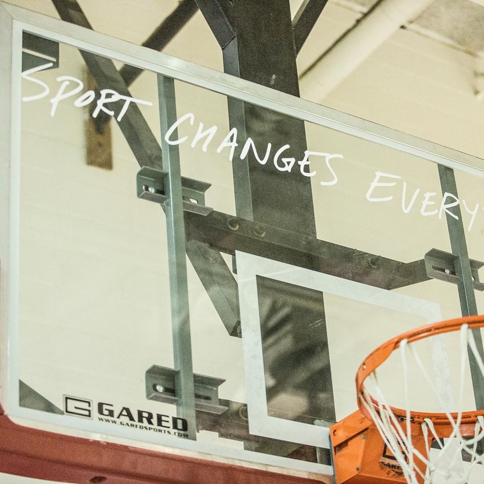 浓眉哥开办训练营 为湖人培养下一代新星