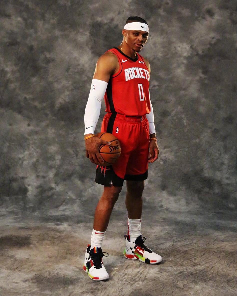 发带神龟亮相！威少正式披上火箭战袍！这造型给打几分？