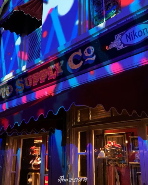 迪士尼之吻！科比瓦妮莎在“自家后院”疯狂撒狗粮