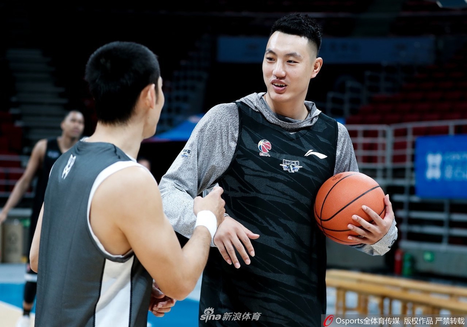 张庆鹏重回五棵松叙旧老队友 一切都是熟悉的模样