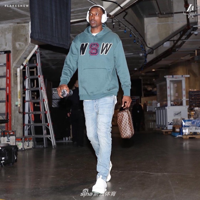 湖人男模队集体亮相!詹姆斯竟然是最低调的