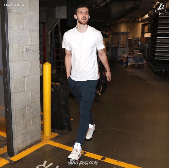 湖人男模队集体亮相!詹姆斯竟然是最低调的