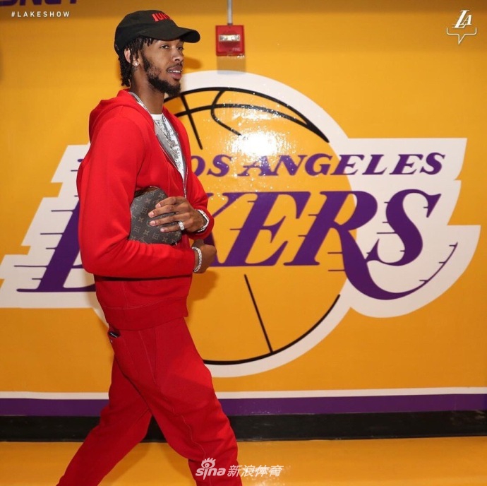 湖人男模队集体亮相!詹姆斯竟然是最低调的